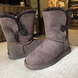 UGG Bailey w/ Button (DarkBrown) Brand New